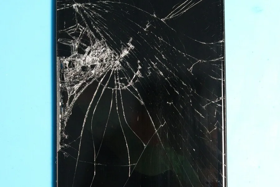Cracked phone screen: repair or replace? (2026 prices)