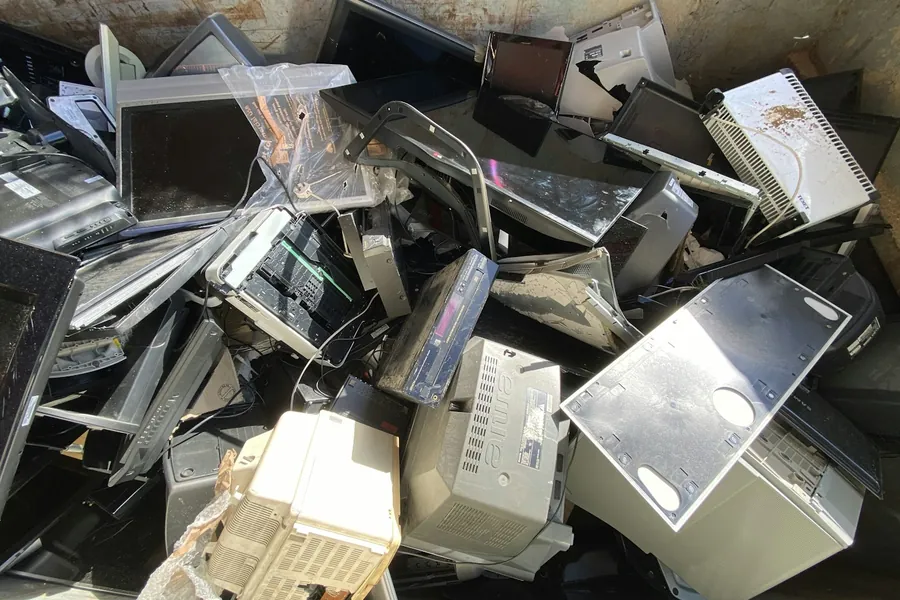 Máte starý počítač? Prídeme poň. Recyklujeme a šetríme tým aj vám