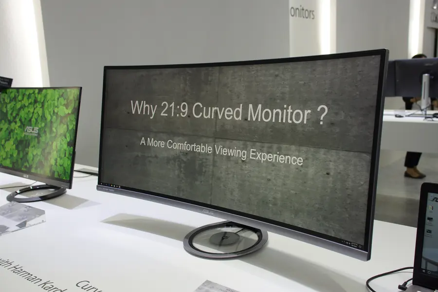 Curved versus flat monitor: which to choose